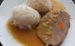 protýkaná hovězí pečeně s rýží