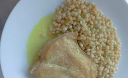 tříbarevný kuskus a přírodní kuřecí plátek